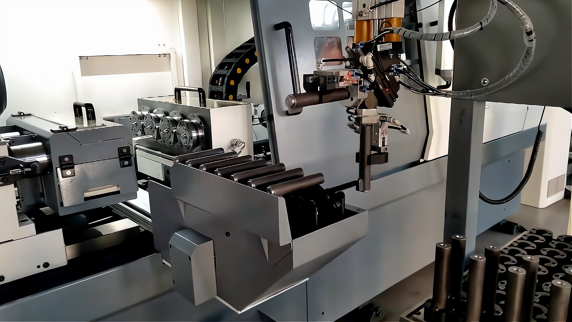 ZK2115×4B/500A 深孔鉆床配置桁架機械手，加工手槍槍管單機自動化